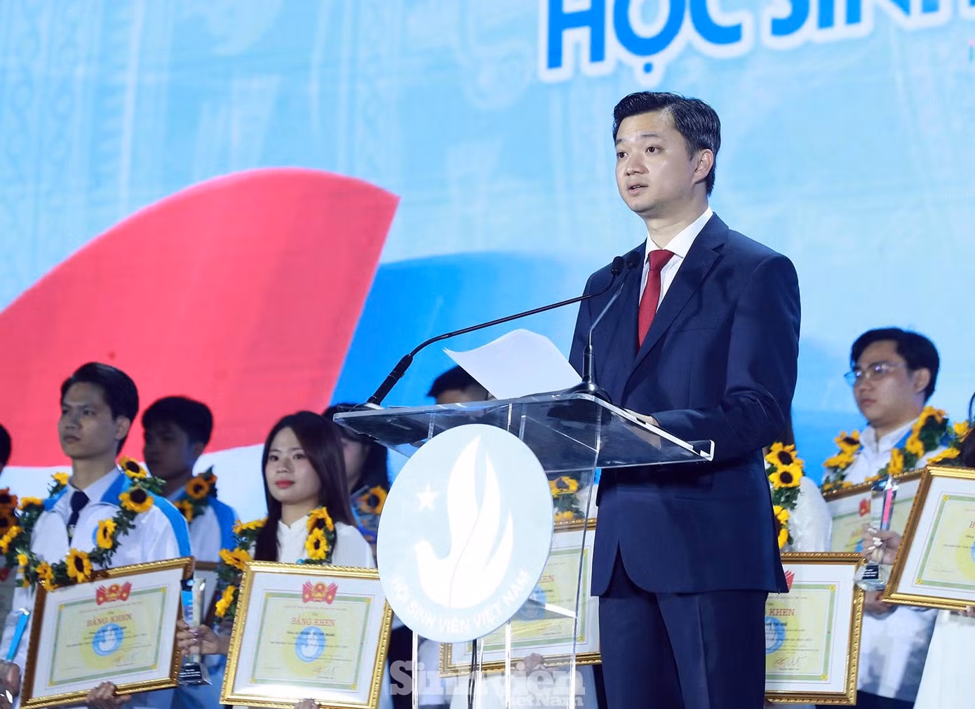 sv-sinh-vien-5-totz7374785514986-7f8c1cc1e23441a04a3d63bb5f65238b.jpg