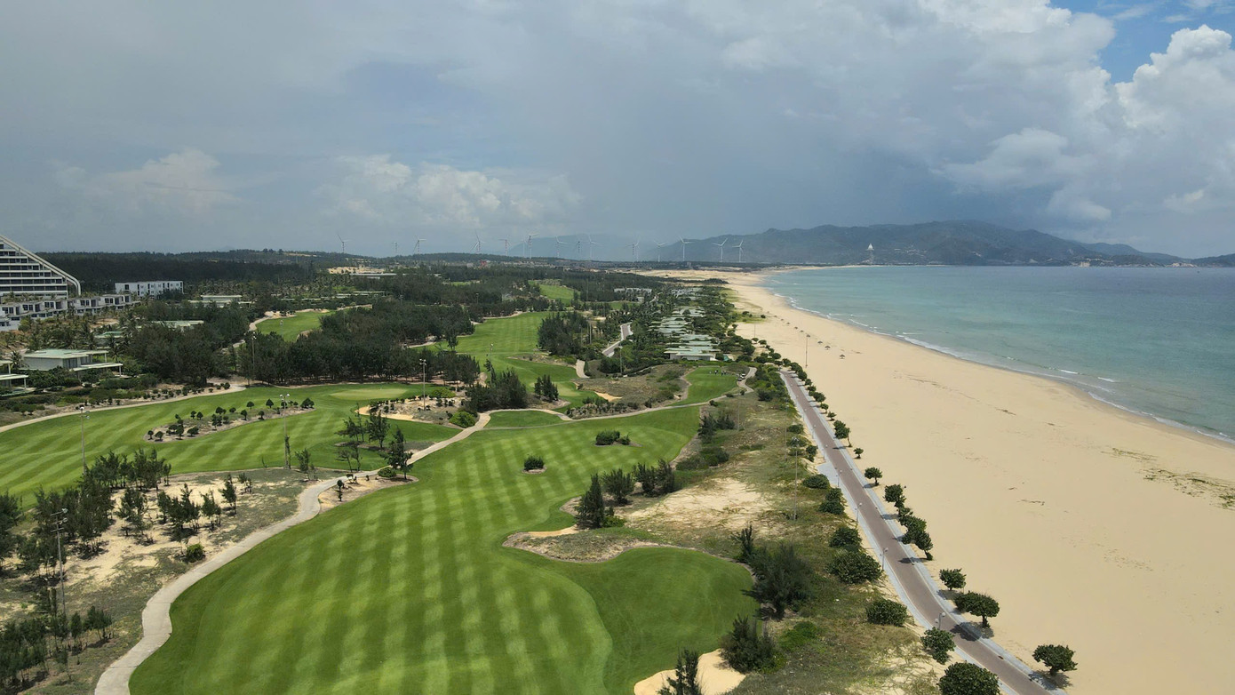 FLC Golf Links Quy Nhon គឺជាទីលានវាយកូនហ្គោលឆ្នេរសមុទ្រដ៏ស្រស់ស្អាត និងប្រកួតប្រជែងបំផុតមួយនៅក្នុងប្រទេសវៀតណាម។ golf-quoc-gia-202521.jpg