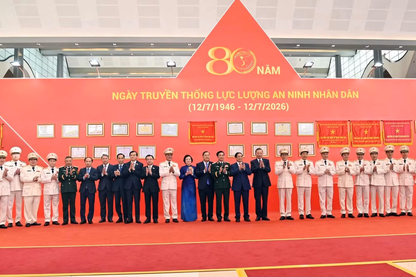80-nam-an-ninh-nhan-dan3.jpg