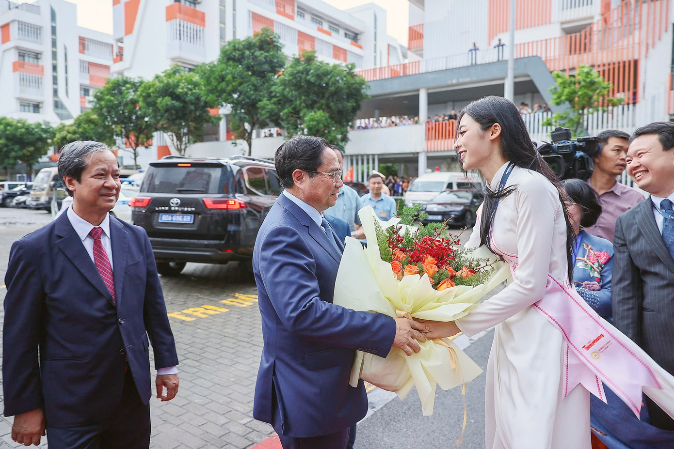 Á hậu 2 Hoa hậu Việt Nam 2024, Nguyễn Thị Vân Nhi tặng hoa chào đón Thủ tướng Chính phủ Phạm Minh Chính. Ảnh: DƯƠNG TRIỀU dh-phenikaa25.jpg