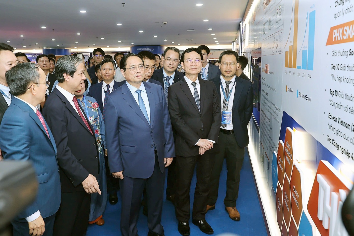 Thủ tướng cùng lãnh đạo các bộ, ngành và chuyên gia giáo dục tham quan không gian trưng bày các sản phẩm công nghệ lõi do ĐH Phenikaa nghiên cứu phát triển. Ảnh: DƯƠNG TRIỀU dh-phenikaa24.jpg