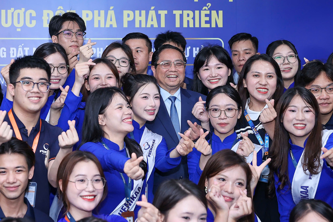 Thủ tướng Phạm Minh Chính chụp ảnh với sinh viên ĐH Phenikaa. dh-phenikaa21.jpg