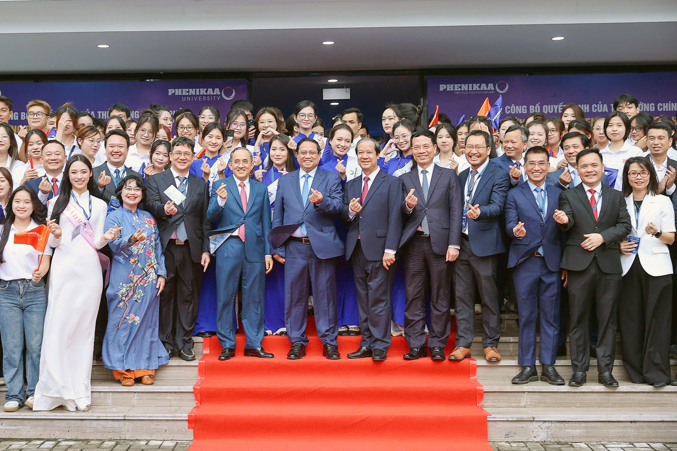 Sinh viên ĐH Phenikaa chào đón Thủ tướng Phạm Minh Chính. dh-phenikaa22.jpg