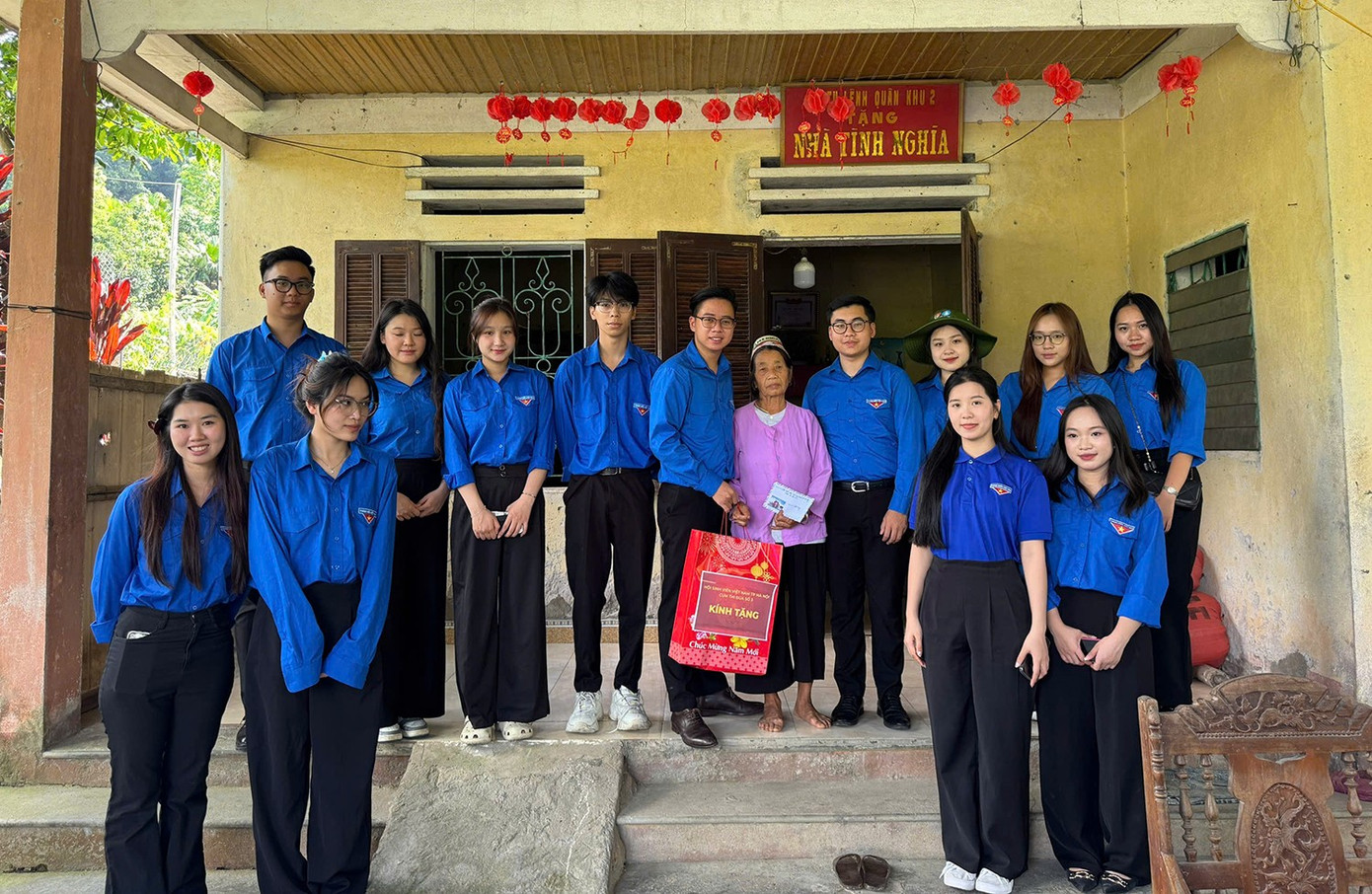 Tặng quà tri ân các gia đình chính sách. mua-he-xanh36.jpg