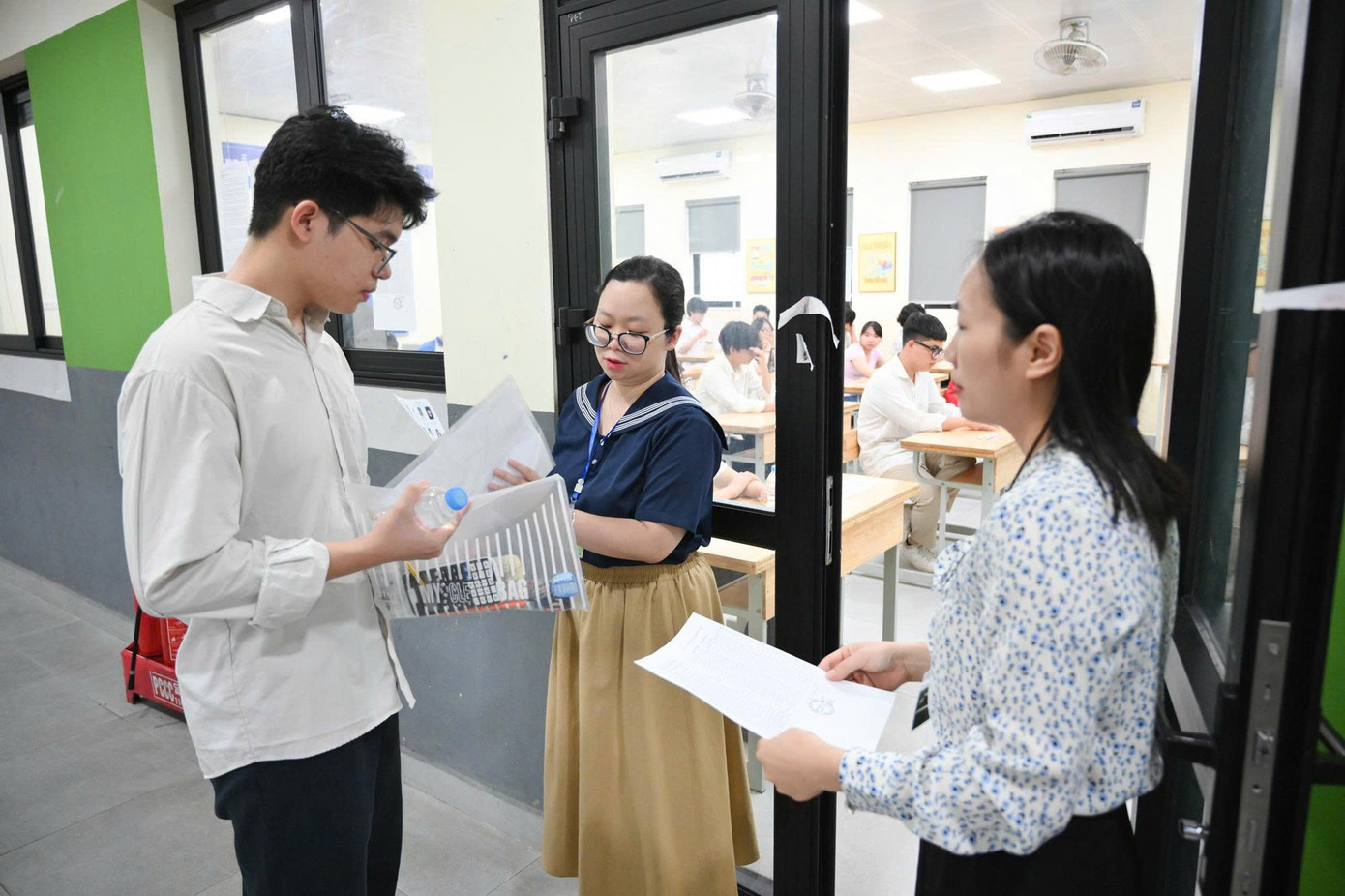 Thí sinh làm thủ tục thi tốt nghiệp THPT 2025. Ảnh: DƯƠNG TRIỀU thpt-202529.jpg