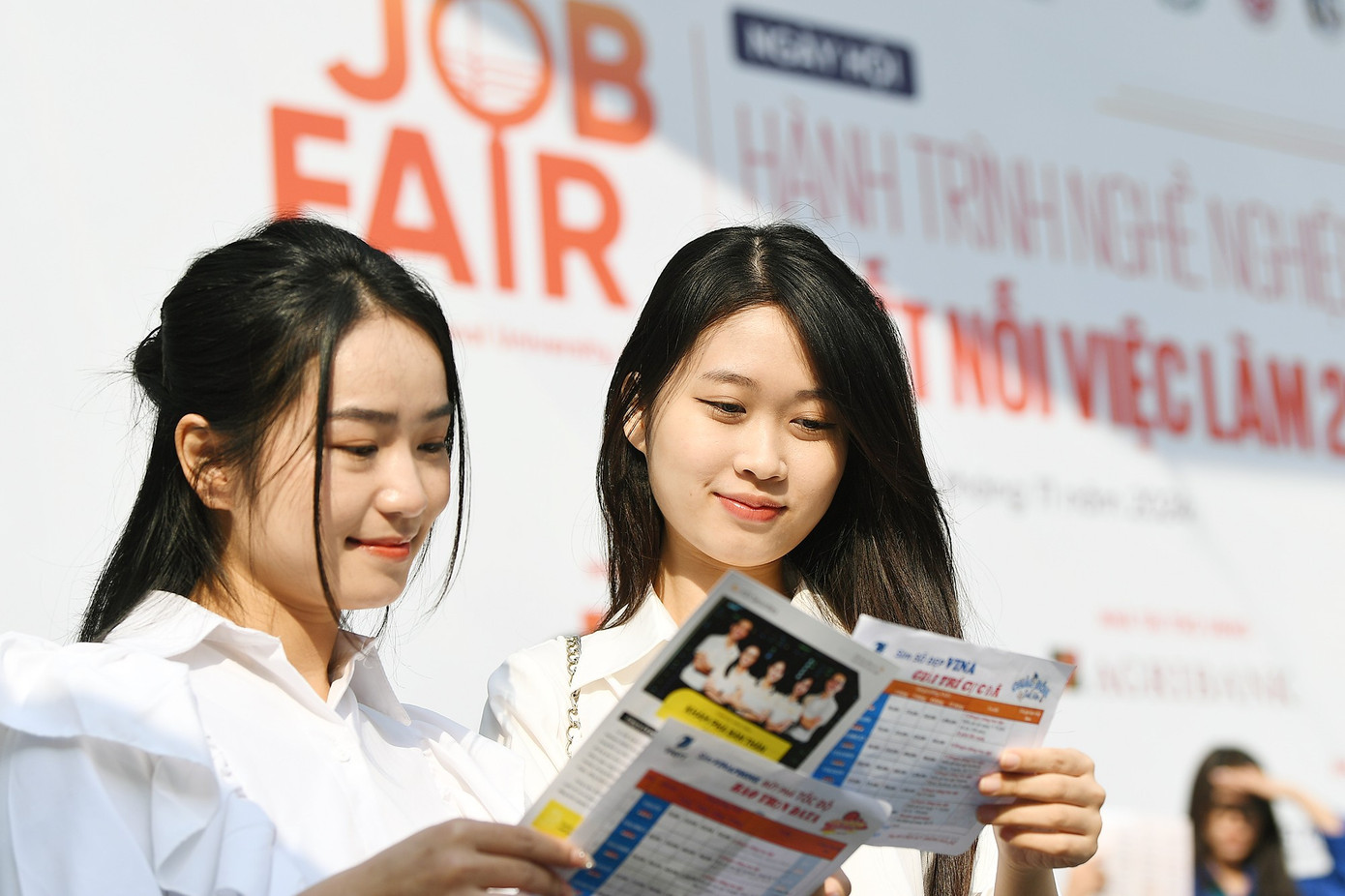 Sinh viên tìm kiếm cơ hội việc làm tại các Ngày hội việc làm, tuyển dụng do nhà trường tổ chức. Ảnh: DƯƠNG TRIỀU sinh-vien-viec-lam22.jpg