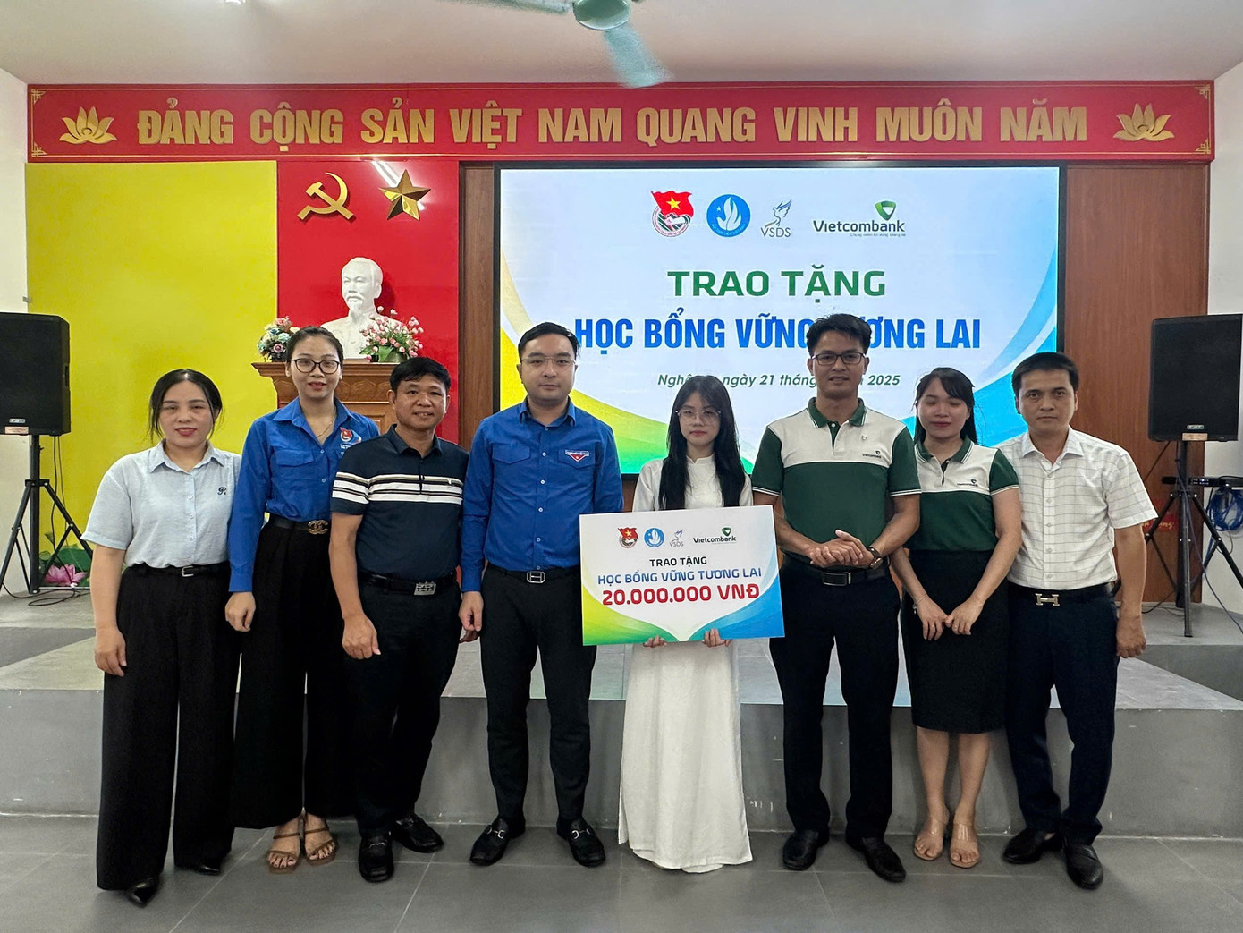 Đại diện Tỉnh Đoàn, Hội Sinh viên tỉnh Nghệ An trao học bổng. z6826288098493-8a50327deae70e928a885849e0180d4d.jpg