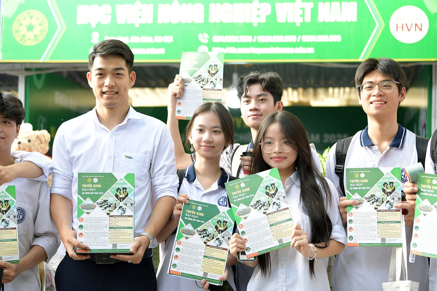 Học sinh tìm hiểu thông tin tuyển sinh Học viện Nông nghiệp Việt Nam tại Ngày hội tuyển sinh khối ngành Khoa học - Công nghệ 2025. Ảnh: DƯƠNG TRIỀU dsc-3034.jpg