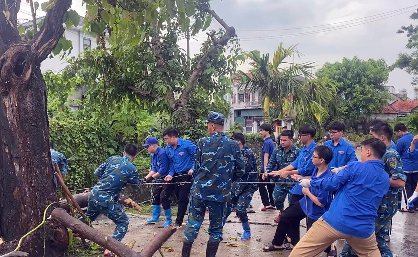 Lực lượng thanh niên tình nguyện hỗ trợ khắc phục thiệt hại sau trận mưa lớn trước cơn bão số 3. quang-ninh22.jpg