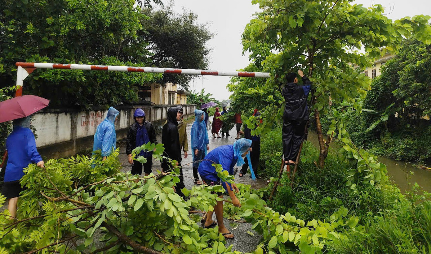 Lực lượng thanh niên tình nguyện làm nòng cốt hỗ trợ người dân. hung-yen21.jpg