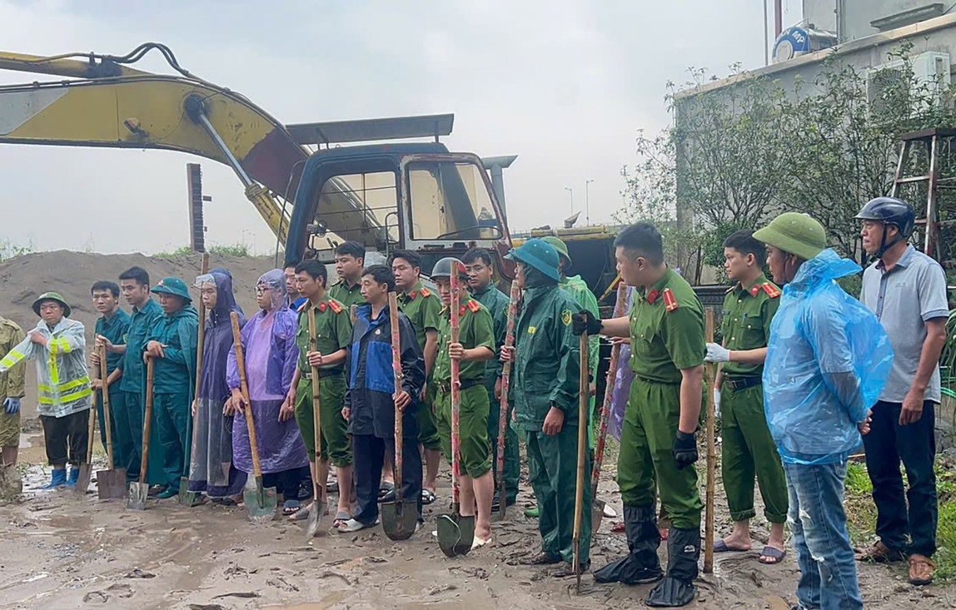 Hàng trăm thanh niên tình nguyện xung kích hỗ trợ trong đợt mưa bão. ninh-binh21.jpg