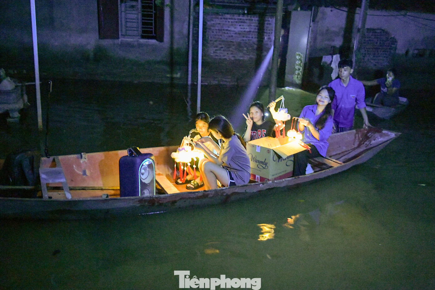 Ánh đèn pin loang loáng trên mặt nước, soi đường cho hành trình trao quà giữa đêm tối . tp-tet-trung-thu26.jpg
