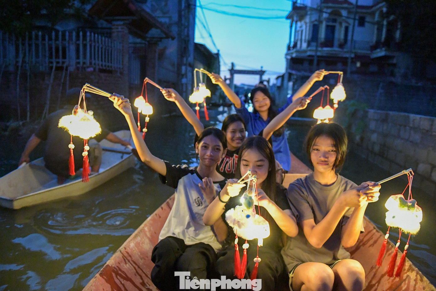 Ánh đèn lồng hắt xuống mặt nước lấp loáng, tiếng cười trẻ thơ vang lên giữa vùng quê vẫn chìm trong lũ. tạo nên khoảnh khắc xúc động về sự sẻ chia. tp-tet-trung-thu20.jpg