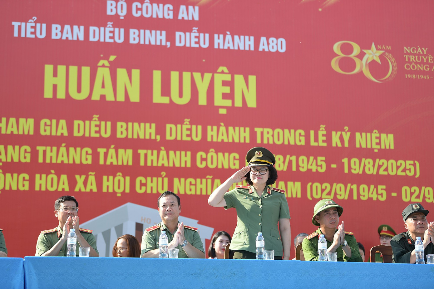 Lãnh đạo Bộ Công an thăm, động viên chiến sĩ khối Công an rèn luyện trong nắng nóng 40 độ C. Ảnh: DƯƠNG TRIỀU luyen-tap-dieu-hanh22.jpg