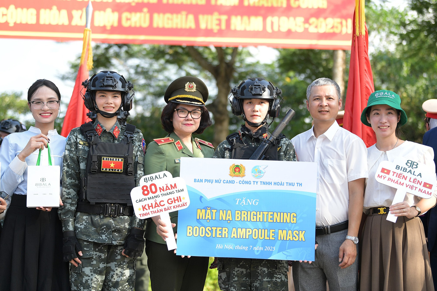 “Chứng kiến những giọt mồ hôi lăn dài trên gương mặt sạm nắng của các chiến sĩ, chúng tôi thực sự khâm phục. Dù đóng góp nhỏ, nhưng mong rằng sự đồng hành của chúng tôi sẽ giúp các bạn có thêm động lực và điều kiện tốt hơn để hoàn thành nhiệm vụ quan trọng phía trước”, đại diện Bibala Việt Nam chia sẻ. luyen-tap-dieu-hanh48.jpg