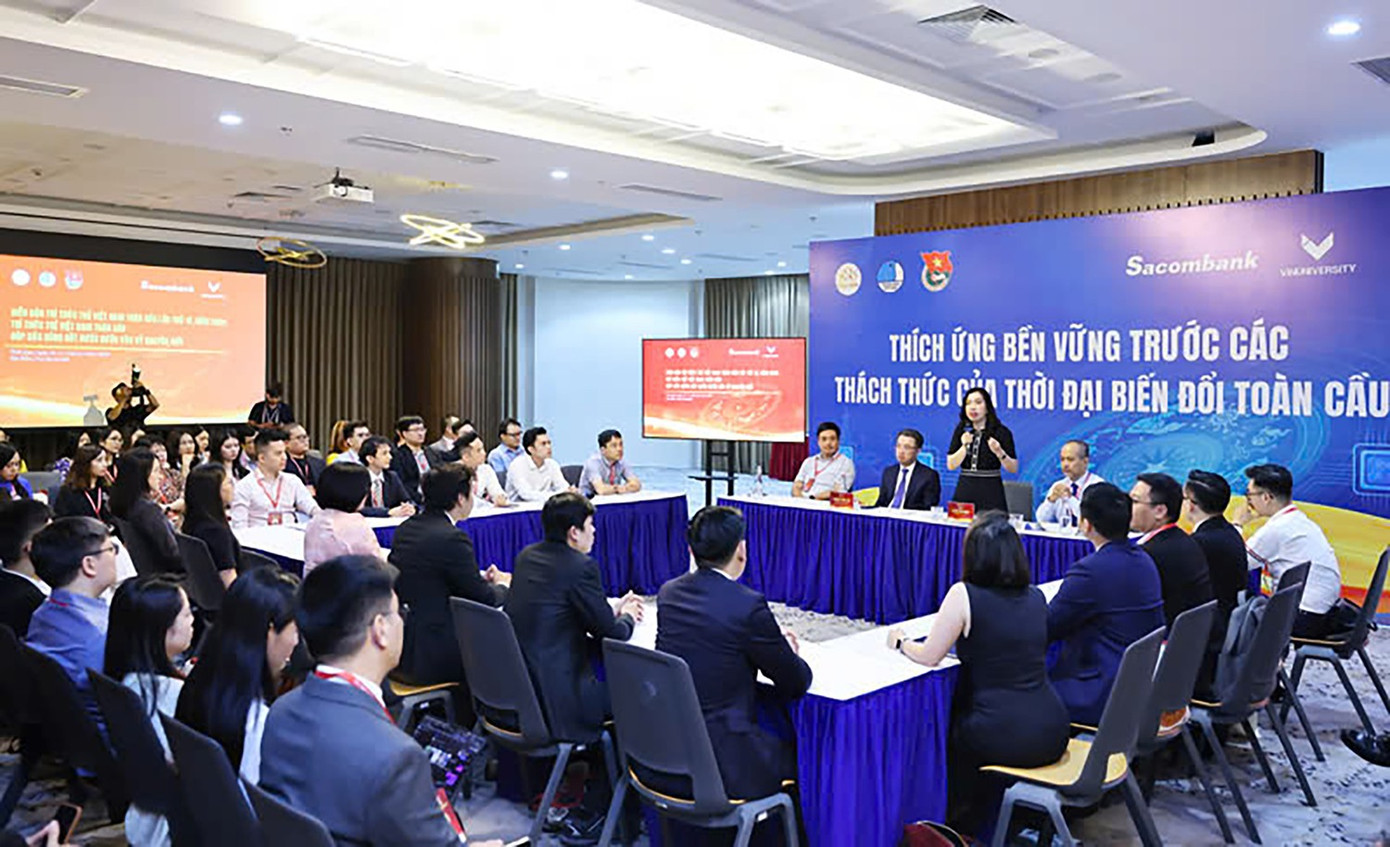 Thứ trưởng Bộ Ngoại giao Lê Thị Thu Hằng trao đổi với các đại biểu. z6820438534627-0c52046f3ce6fb3e73d01ba0052eea86.jpg