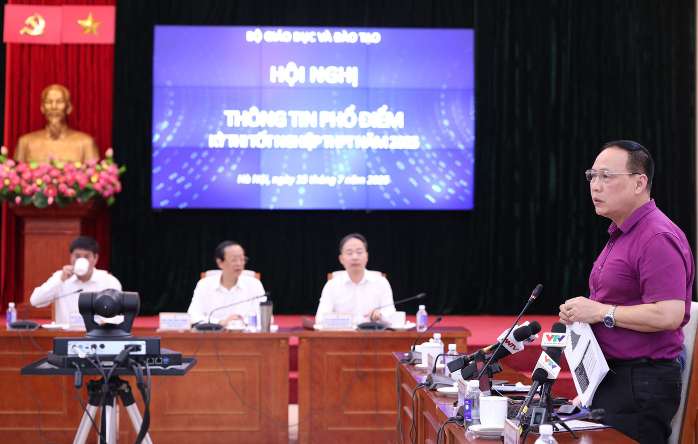 GS. TSKH Nguyễn Đình Đức chia sẻ tại Hội nghị Thông tin phổ điểm Kỳ thi tốt nghiệp THPT năm 2025. img-8967.jpg