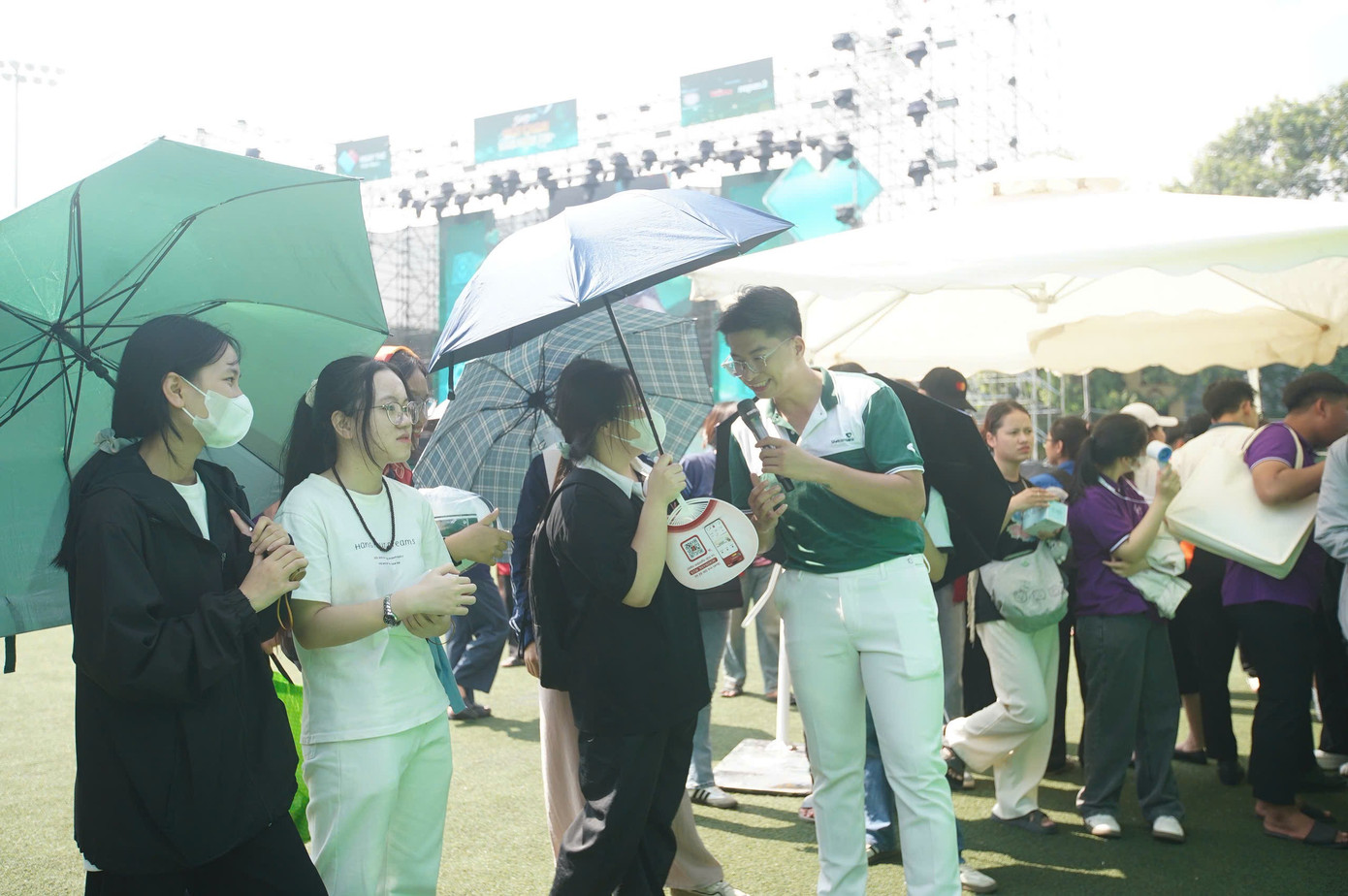 Giới trẻ háo hức trải nghiệm Ngày Thẻ Việt Nam 2025. z7129249293974-94c9d3d2596e31b796315ad8158479b0.jpg