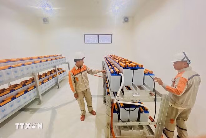 Nhà máy điện gió Hướng Tân đầu tư hệ thống pin tích điện hiện đại đáp ứng vận hành hệ thống nhà máy khi mất kết nối với lưới điện quốc gia. (Ảnh: Nguyên Linh/TTXVN)