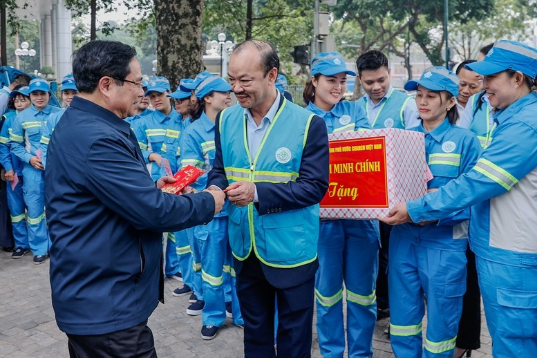 Thủ tướng thăm và động viên công nhân môi trường đô thị đang thực hiện nhiệm vụ tại vườn hoa Lê Trực. Ảnh: VGP/Nhật Bắc.