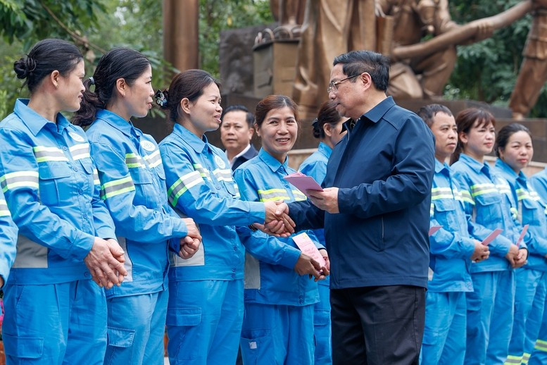 Thủ tướng thăm và động viên công nhân môi trường đô thị đang thực hiện nhiệm vụ tại Phố Trần Nhân Tông. Ảnh: VGP/Nhật Bắc.