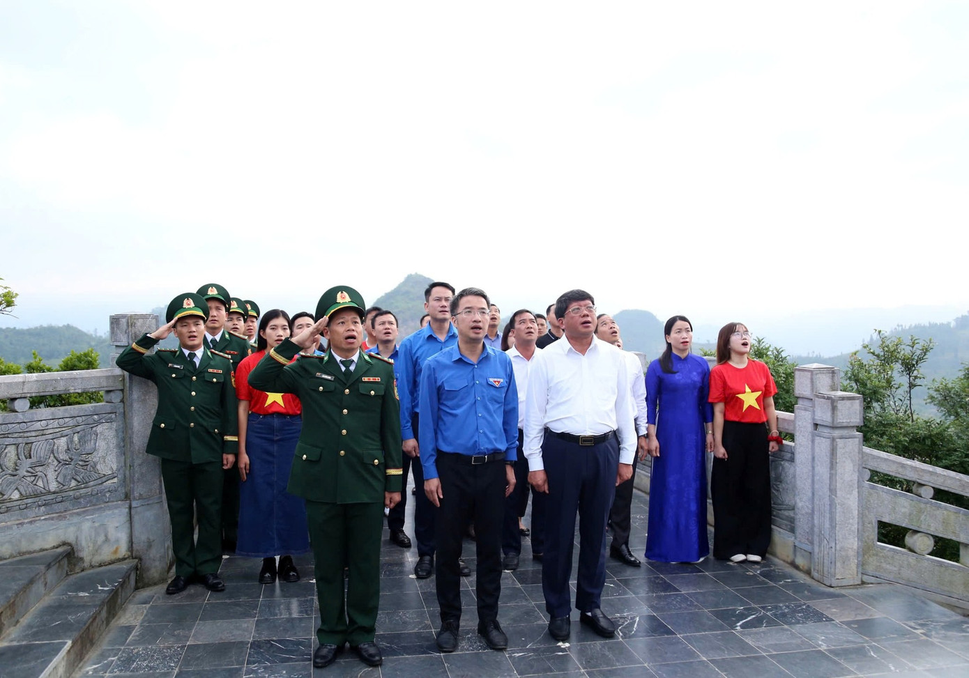 Lễ chào cờ “Tôi yêu Tổ quốc tôi” tại cột cờ Lũng Cú. 540595106-824883236538419-2275844987541141808-n.jpg