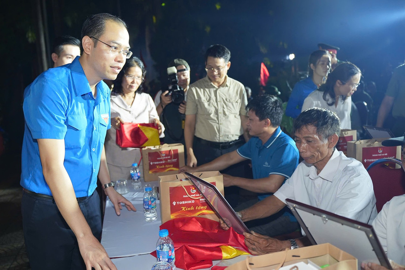 Anh Nguyễn Tiến Hưng – Phó Bí thư phụ trách Thành Đoàn, Chủ tịch Hội Sinh viên TP. Hà Nội chia sẻ với thân nhân các gia đình liệt sĩ. thap-nen-tri-an25.jpg