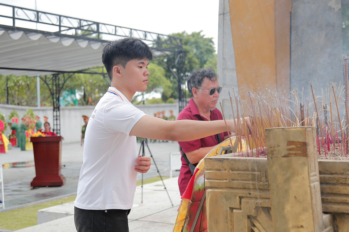 Phùng Duy Đạt (trường Khoa học liên ngành và Nghệ thuật) tri ân 10 cô gái thanh niên xung phong. 2-duy-dat.jpg