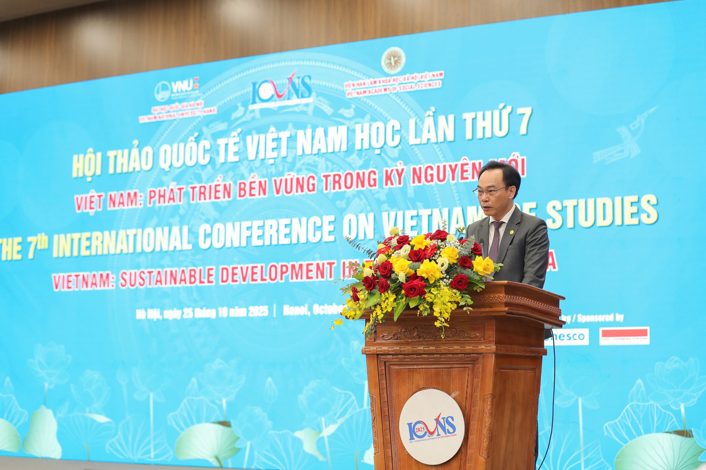 1-vnu-giam-doc-dhqghn-hoang-minh-son-1.jpg