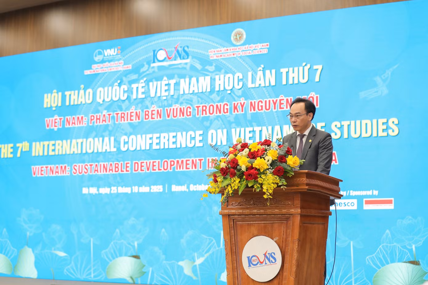 1-vnu-giam-doc-dhqghn-hoang-minh-son-1.jpg