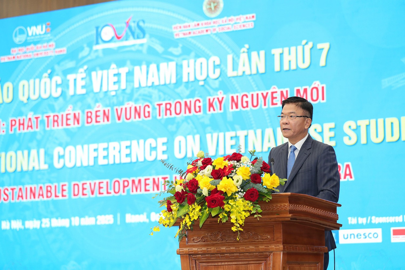 2-vnu-pho-thu-tuong-le-thanh-long-1.jpg