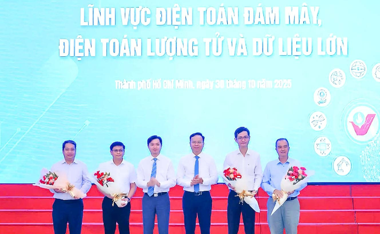 tw-hoi-svvn-tang-hoa-ban-co-van-hoi-thao-khoa-hoc.jpg