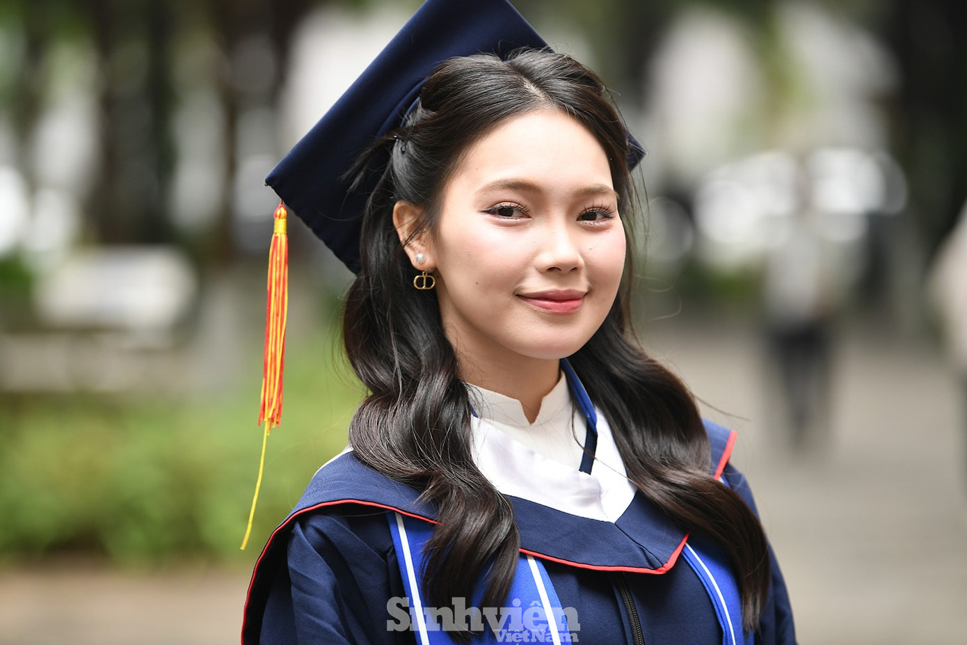 sv-sinh-vien-tot-nghiepddt-1647.jpg