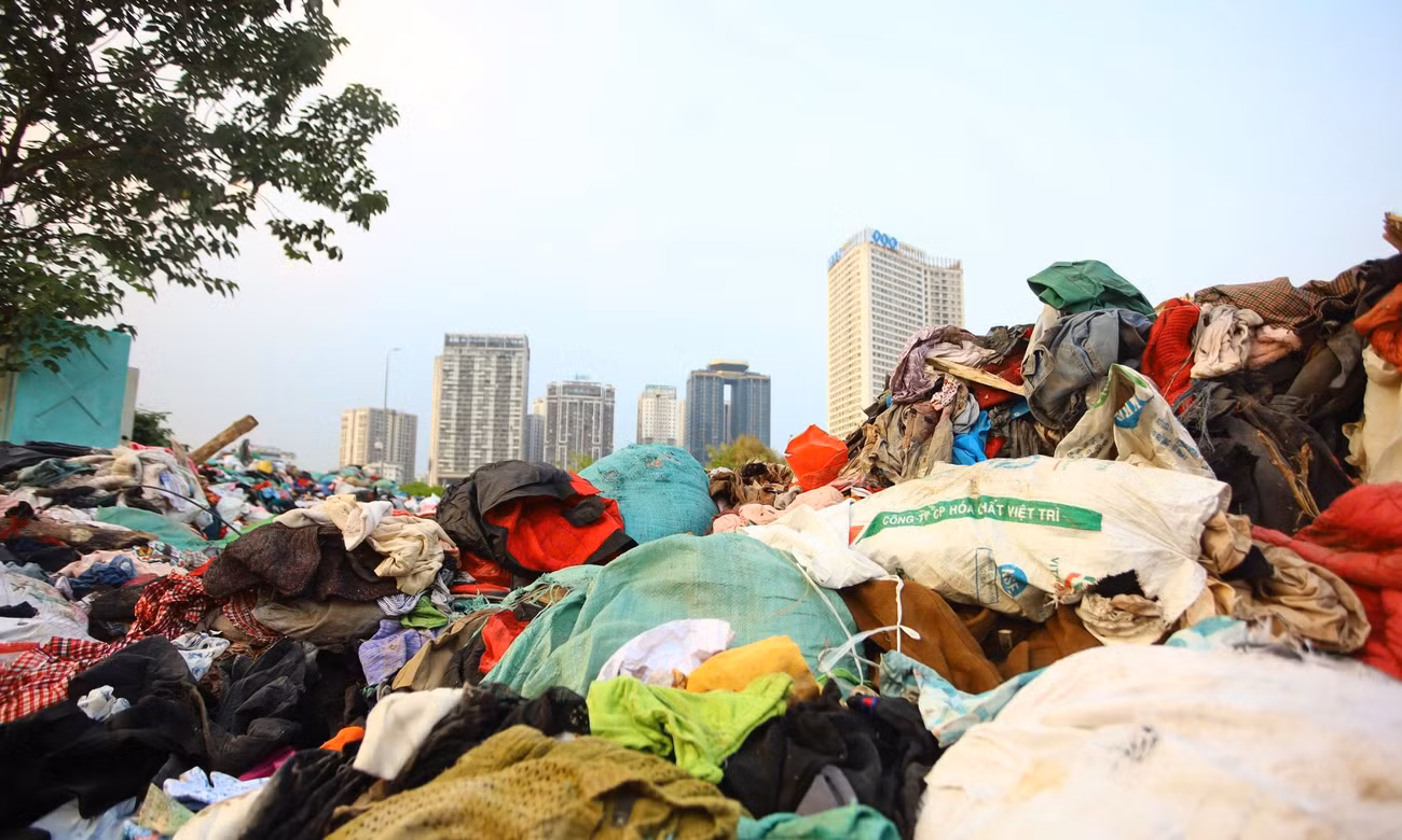 Gần 300 tấn quần áo cũ chất thành đống rác ở Hà Nội