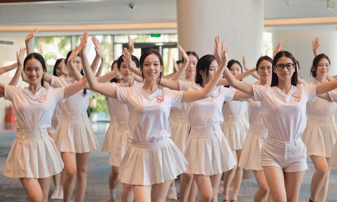 53 nhan sắc Hoa hậu Việt Nam tập đều tăm tắp