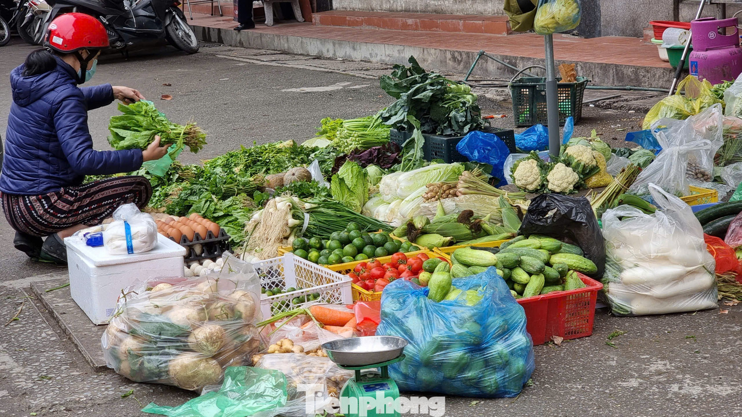 Rau củ đắt hơn thịt, người Hà Nội choáng như bị móc túi