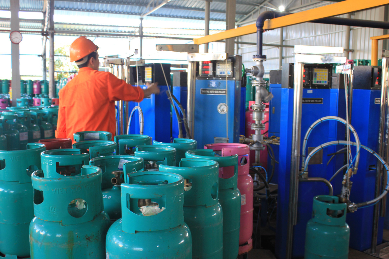 Nguồn cung bảo đảm, vì sao giá gas bán lẻ liên tục tăng?