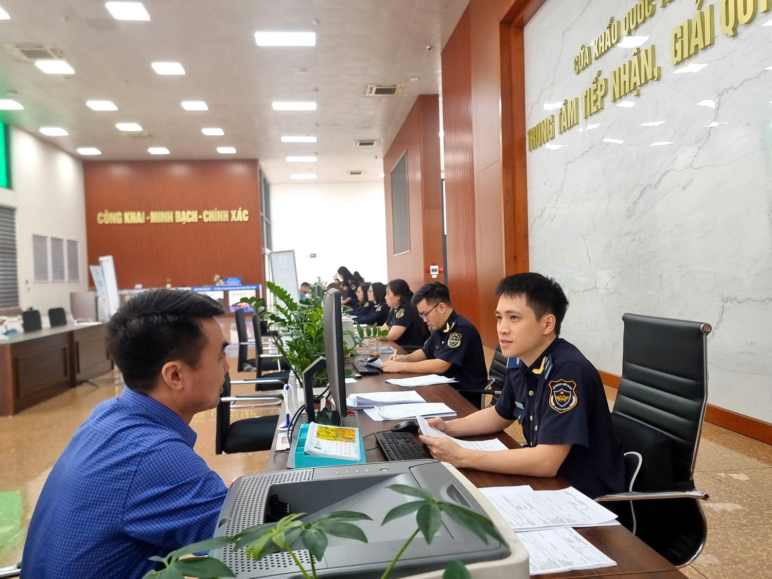 Xuất nhập khẩu sôi động ngay sau Tết