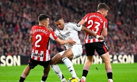 Mbappe trong vòng vây của 2 cầu thủ Bilbao.
