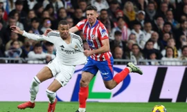 Mbappe đối đầu với Lenglet.