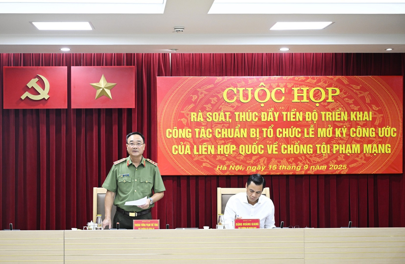 Thứ trưởng Bộ Công an Phạm Thế Tùng và Thứ trưởng Bộ Ngoại giao Đặng Hoàng Giang đồng chủ trì cuộc họp rà soát, thúc đẩy tiến độ triển khai công tác chuẩn bị tổ chức Lễ mở ký Công ước của Liên Hợp quốc về phòng chống tội phạm. tt.jpg