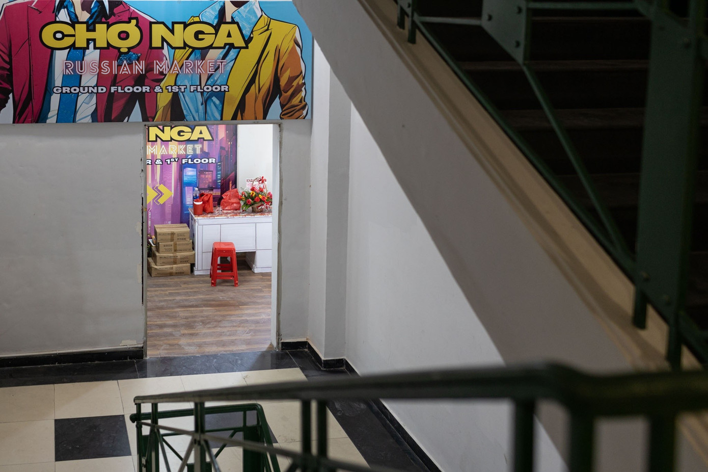 Trong hình là lối vào khu vực gắn biển &quot;Chợ Nga&quot; tại tầng một. Trước đó, &quot;Chợ Nga&quot; được đặt tại địa chỉ số 328 Võ Văn Kiệt, thành lập vào năm 2009 bởi một du học sinh Việt Nam từng học ở Nga. Chợ Nga nổi tiếng với các mặt hàng giữ ấm, cho cộng đồng người Nga và du khách quốc tế khi đến TP.HCM.