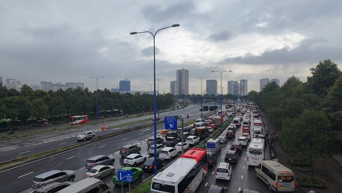 Dự kiến trong giai đoạn 2028-2029 xe công nghệ, taxi chuyển sang điện