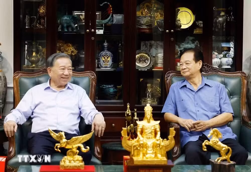 Tổng Bí thư, Chủ tịch nước Tô Lâm đến thăm nguyên Thủ tướng Chính phủ Nguyễn Tấn Dũng. (Ảnh: Thống Nhất/TTXVN)