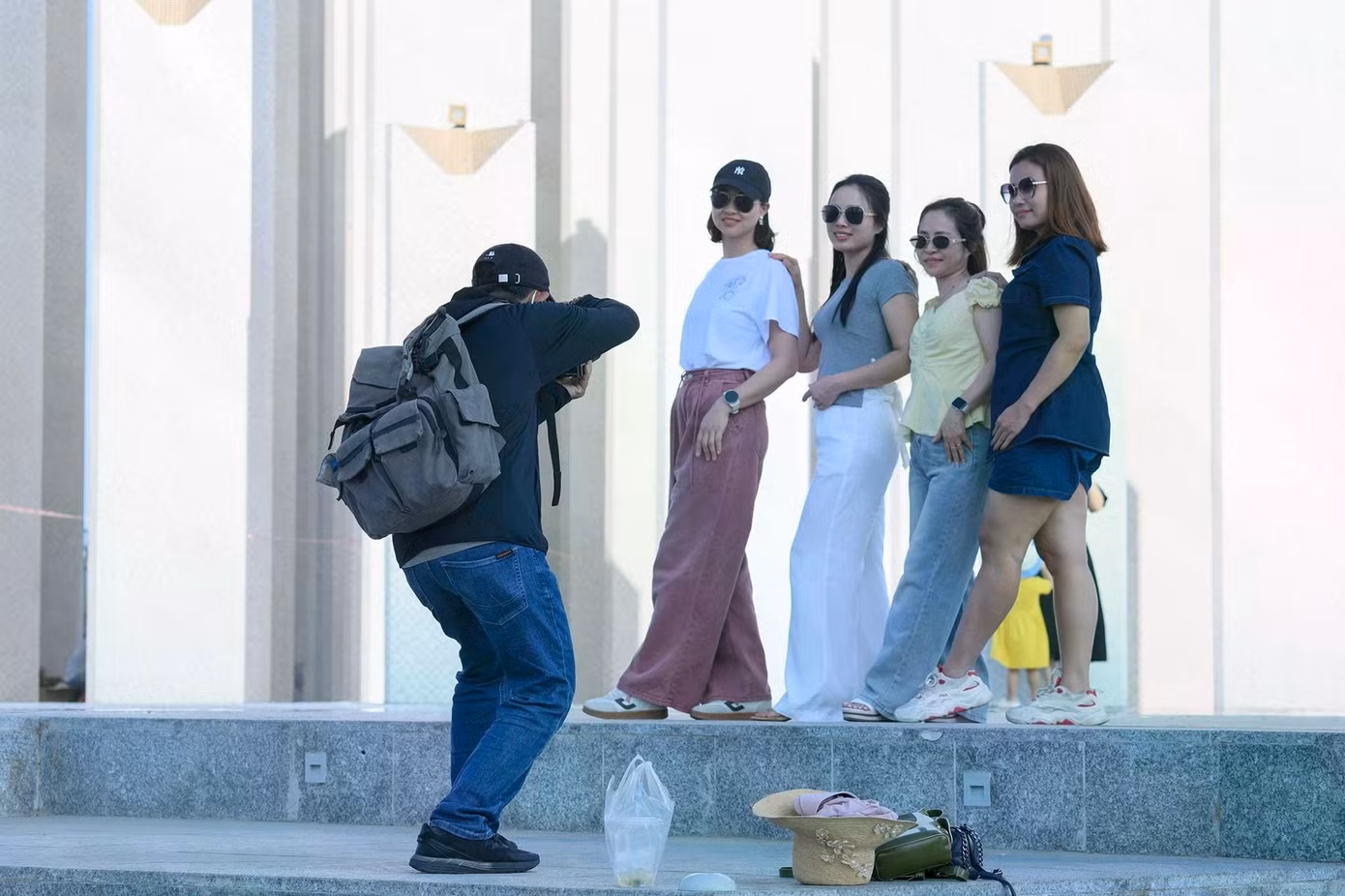 Lượng du khách tăng cao kéo theo nhu cầu chụp ảnh lưu niệm cũng nhộn nhịp, với giá mỗi bức ảnh dao động từ 30.000 đến 40.000 đồng.