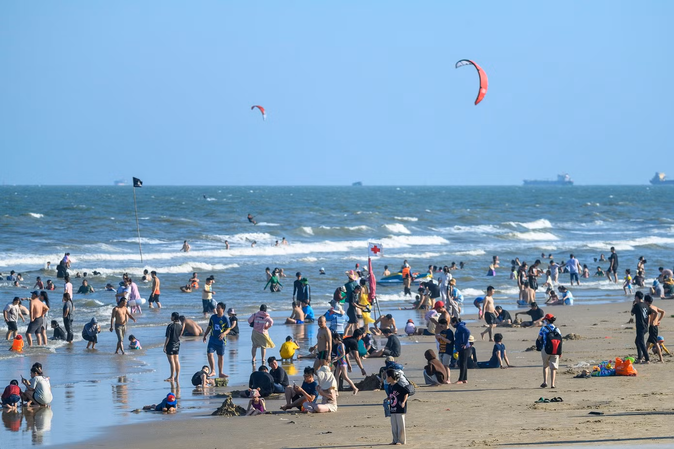 Dù luôn trong tình trạng đông đúc vào các kỳ nghỉ, Vũng Tàu vẫn là lựa chọn hàng đầu của du khách khu vực phía Nam, đặc biệt trong những ngày nắng nóng. Trước đó, theo báo cáo công bố ngày 20/4 của nền tảng du lịch trực tuyến Booking.com, lượng tìm kiếm phòng ở tại Vũng Tàu (TP.HCM) với ngày nhận phòng từ 25/4 đến 3/5 tăng 120% so với cùng kỳ năm ngoái, đưa vùng biển này vào nhóm điểm đến được quan tâm nhiều nhất dịp nghỉ lễ kép Giỗ Tổ Hùng Vương và 30/4-1/5.