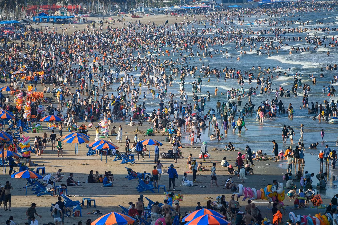 Dưới làn nước, hàng nghìn người chen kín để giải nhiệt giữa cái nắng gay gắt. Nhiều du khách cho biết đã ra biển từ sáng sớm để tránh đông, nhưng vẫn bất ngờ khi lượng người đổ về mỗi lúc một dày, càng về trưa càng trở nên quá tải.
