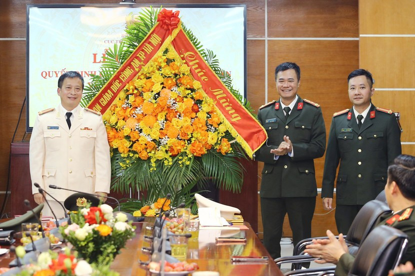 Đại tá Nguyễn Ngọc Quyền, Phó Bí thư Đảng ủy, Phó Giám đốc CATP Hà Nội chúc mừng Thượng tá Nguyễn Thanh Bình