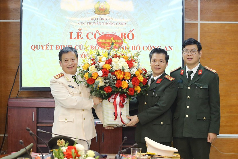 Đại tá Nguyễn Minh Khương, Phó Cục trưởng Cục Khoa học chiến lược và lịch sử Công an chúc mừng tân Phó Cục trưởng Cục Truyền thông CAND - Thượng tá Nguyễn Thanh Bình