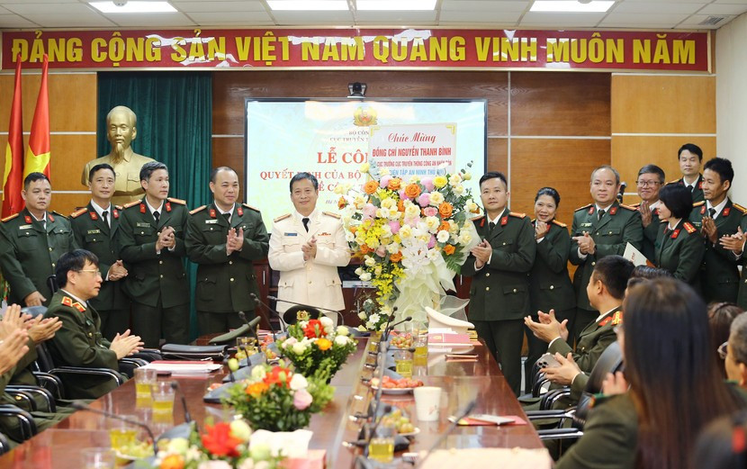 Ban Biên tập và CBCS An ninh Thủ đô chúc mừng Thượng tá Nguyễn Thanh Bình